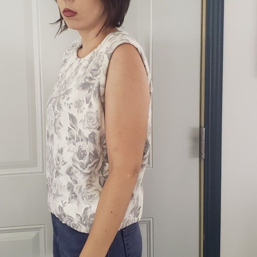 90s White and Gray Rose Print‎ Sleeveless Top - Picture 2 of 4